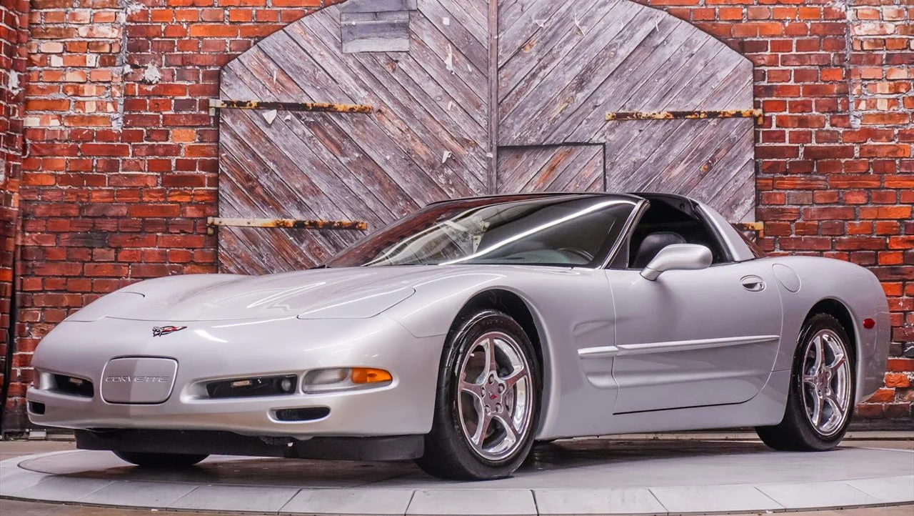Click to Enlarge-Esc to Close Corvette Generations/C5/C5 2001 Silver B84 trim Right front 3.webp